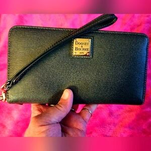 Dooney and Bourke large Gray LEATHER wristlet. In excellent like new condition!